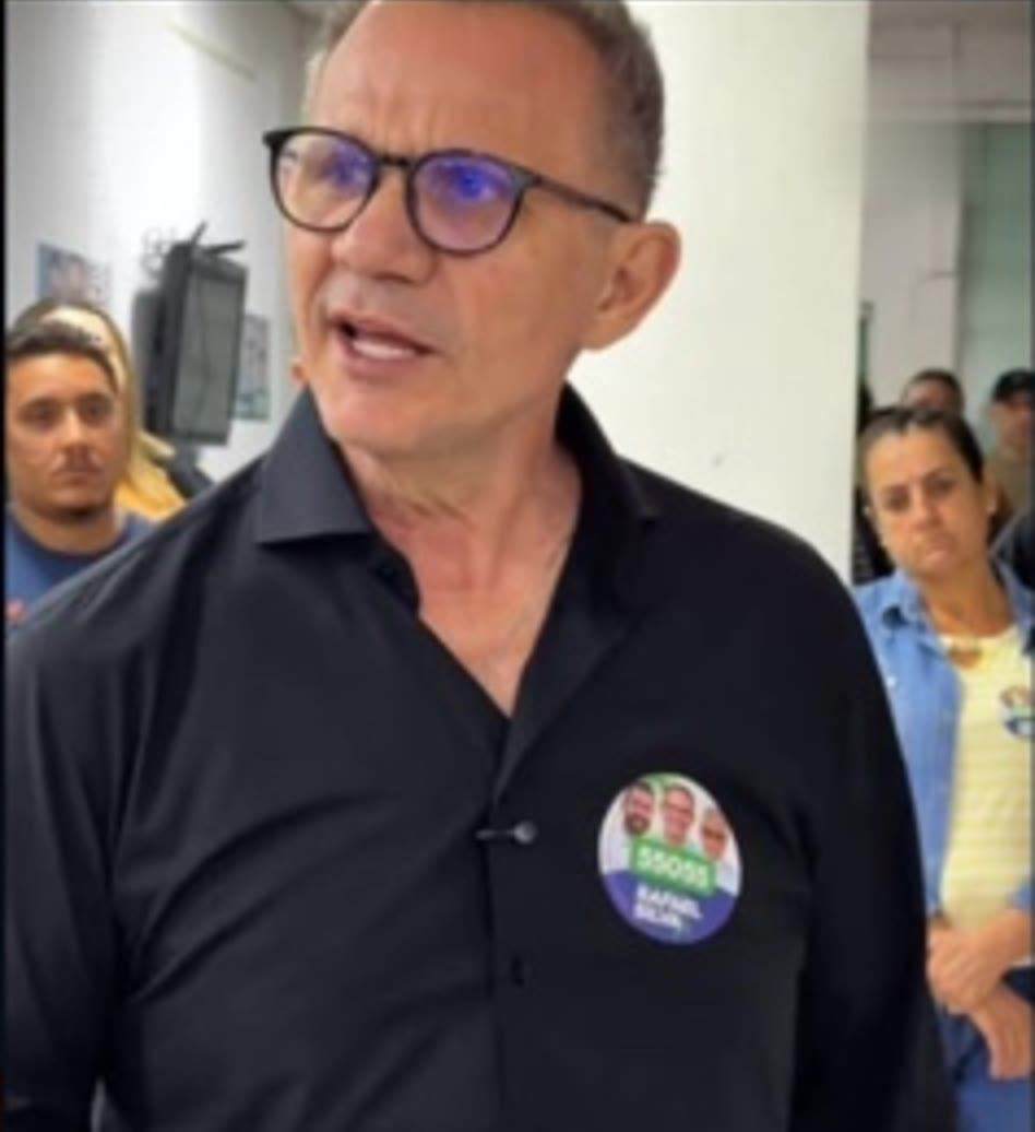 Rafael Silva Jr. conversa com apoiadores durante encontro da campanha